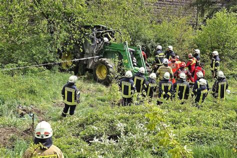 Horror Unfall Bei Forstarbeiten In Rheinland Pfalz Traktor St Rzt Rund