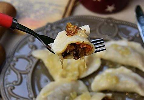 Pierogi Z Kapust Kiszon I Suszonymi Grzybami Na Wi Ta Doradcasmaku Pl