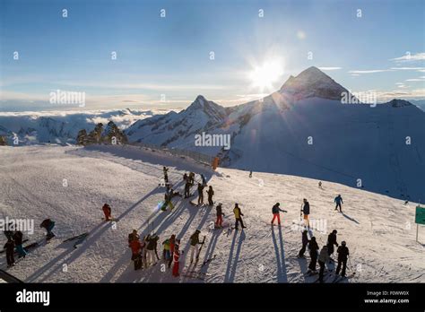 Skiurlaub Am Hintertuxer Gletscher Mit Gondeln Loipen Und Pisten In