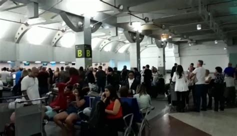 Aeroporto de Salvador é fechado para pousos e decolagens e 38 voos são