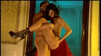 Sophie usa un vestido de látex negro para seducir a su hombre para que la folle XVIDEOS