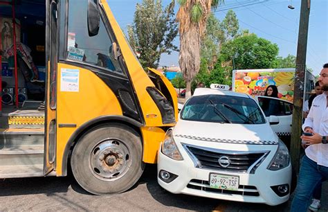 Choque de camión y taxi dos lesionados