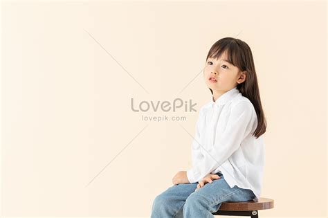 의자에 앉아있는 어린 소녀 사진 무료 다운로드 Lovepik