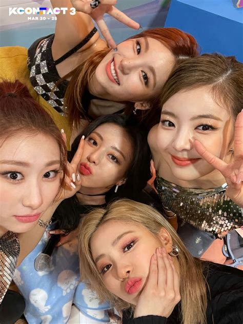 Itzy Guess Who Fond D Cran Kpop Femme