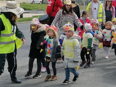 Une centaine denfants du centre de loisirs de Tilly sur Seulles défile