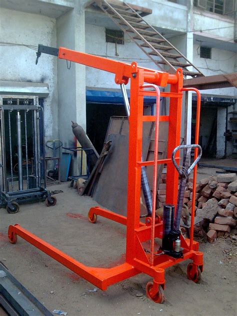 Manual Rotated Hydraulic Floor Crane Capacity Ton Rs