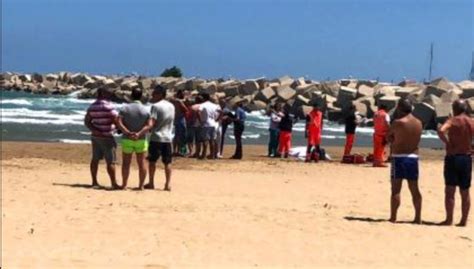 Salva La Nipotina Di Anni In Mare Poi Muore Annegata Presenti Sconvolti