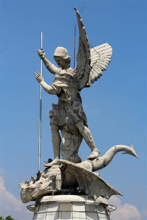 Escultura Del Arcángel De San Miguel Foto De Archivo Imagen De