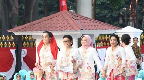 Momen Menteri Perempuan Kompak Pakai Kebaya Encim Saat Melenggang Di