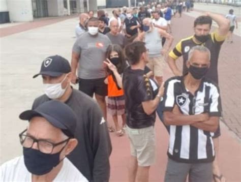 Torcedores Do Botafogo Fazem Longas Filas Por Ingressos Para Jogo