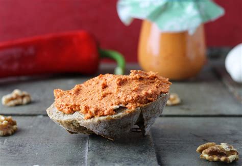 Walnuss Paprika Paste Ein Gesunder Brotaufstrich Dailyvegan