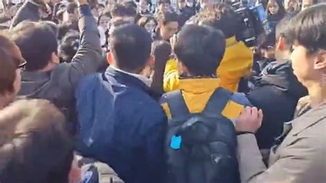 South Korean Opposition Leader Lee Jae Myung Stabbed In The Neck During