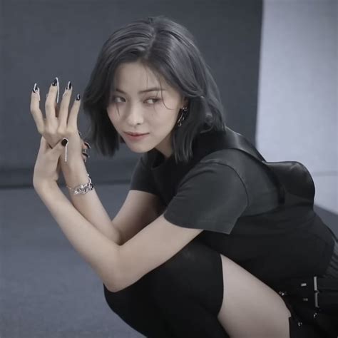 RYUJIN CHESHIRE JACKET BEHIND Itzy Girl Crushes Short Hair Styles