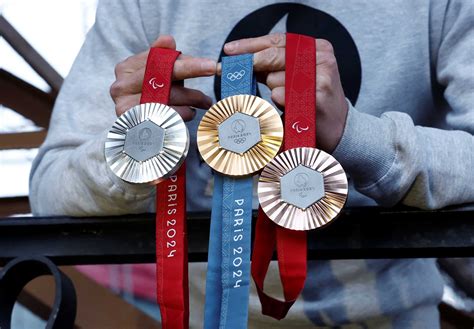 Presentan Medallas Para Par S Con Un Trozo De La Torre Eiffel