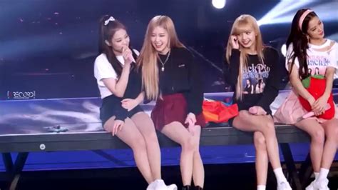 Blackpink laughing while singing / Funny moments on stage - YouTube