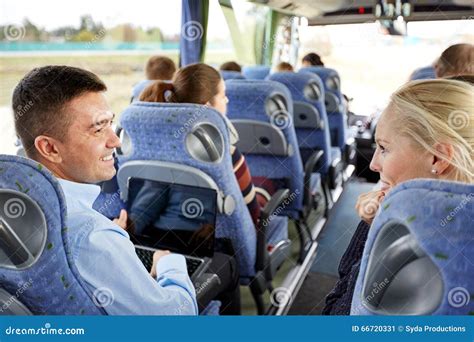 Imágenes Comunes Del Grupo De Pasajeros Felices En Autobús Del Viaje