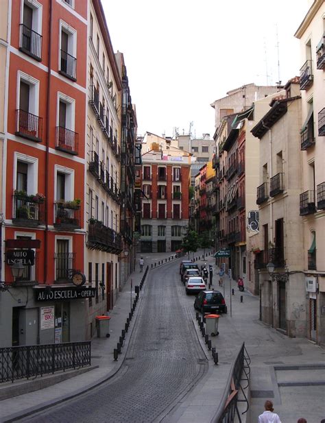 calle de la escalinata hacia la calle de santiago madrid calle