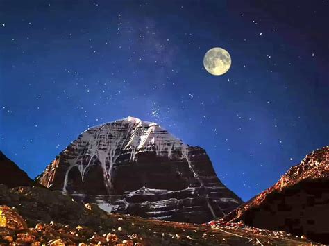 Discovering Tranquility at Mount Kailash: A Fascinating Tour