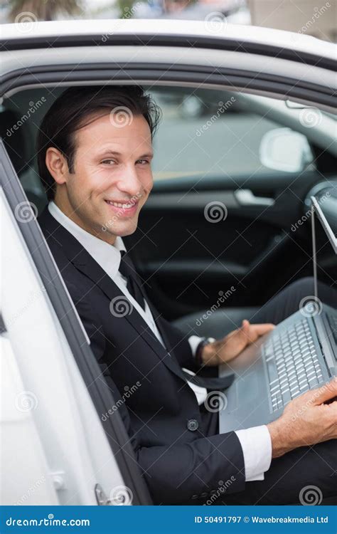 Hombre De Negocios Que Trabaja En El Asiento De Conductores Imagen De