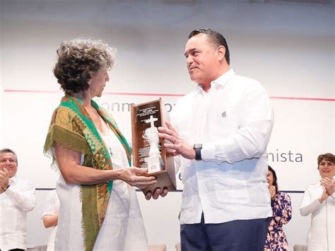 Renán Barrera y las mujeres del Municipio trabajan para construir una