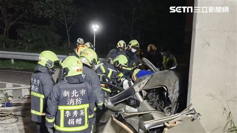 新北兩車碰撞1轎車失控撞柱！車體面目全非 駕駛卡車內救出沒了心跳 社會 三立新聞網 Setn