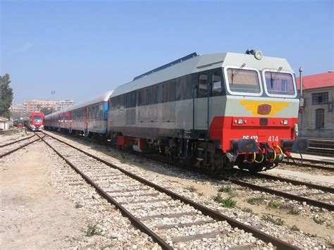 Si Recano In Stazione Ma Il Treno Che Deve Portarli A Scuola Non