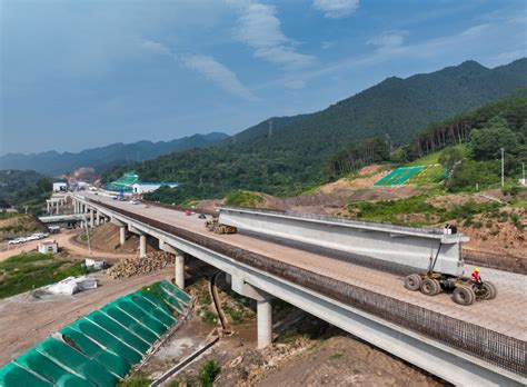 渝武高速公路复线观音峡嘉陵江特大桥引桥T梁架设全面展开 重庆市人民政府网