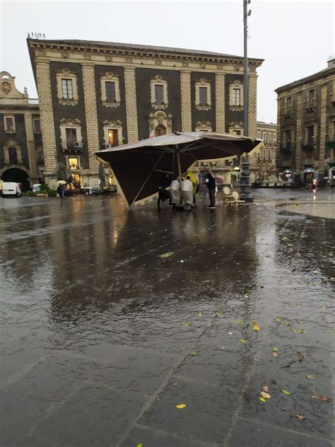 Nubifragio Catania Via Etnea Fiume In Piena Centro Sportivo Raso Al