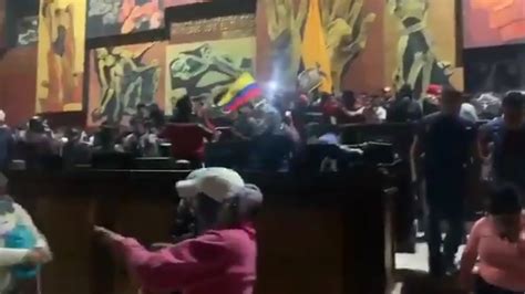 Ecuador Los Manifestantes Indígenas Toman La Asamblea Nacional