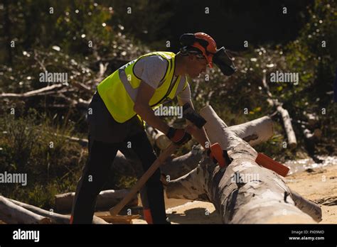 Axt Schneiden Fotos Und Bildmaterial In Hoher Aufl Sung Alamy