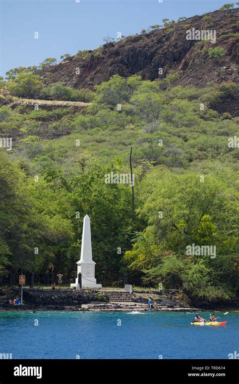 Captain Cook Monument and visiting boats in Kealakekua Bay, Hawaii Stock Photo - Alamy