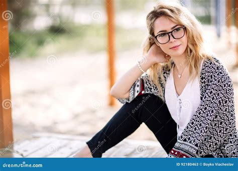 Fille Blonde Sur La Plage De La Plage Sablonneuse Par La Mer Image