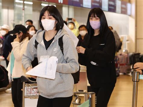 쫓기듯 한국 떠난 이재영·이다영모친은 고개 숙이지마 서울경제