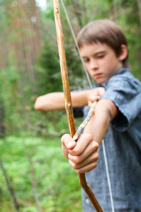 Enfant Avec Le Tir à L arc Fait Maison Photo stock Image du loisirs