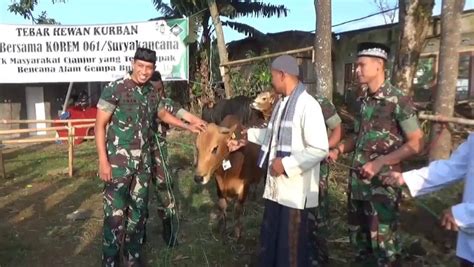 Korem 061 Suryakancana Salurkan Puluhan Hewan Kurban Di Lokasi Gempa