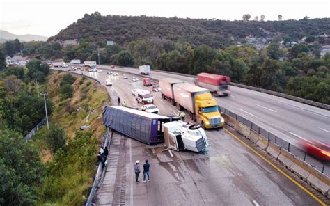 Tr Iler De Doble Remolque Volc En La M Xico Quer Taro El Sol De