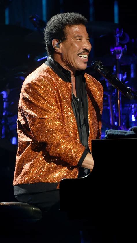 Lionel Richie at Mohegan Sun in 2022 | Fashion, Red leather jacket, Red ...