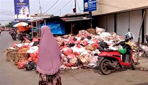 Warga Keluhkan Bau Sampah Menggunung Di Jalan Yos Sudarso Cikarang