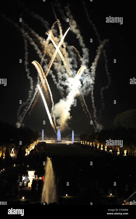 Grandes Eaux nocturnes à Versailles, Fountains live show at the chateau ...