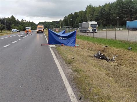 Dwaj mężczyźni nie żyją Jechali motorowerem wpadli pod tira RMF 24