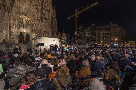 Cantada infantil de nadales davant de la façana del Naixement