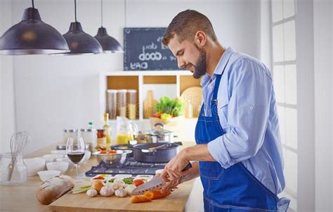 Sonrisa Y Cocinero Confiado Que Se Colocan En Cocina Grande Foto De