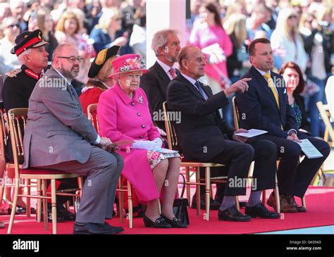 La Reine Accompagn E Du Duc D Dimbourg Ouvre Officiellement Le