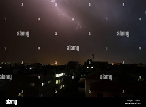 Gaza Palestina 10 Abr 2016 Rayo Es Visto A Través De La Ciudad De Gaza Durante Una Tormenta