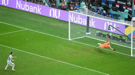 【w杯】メッシ「神セーブ」かいくぐりpkでw杯通算11ゴール目、リバコビッチは止められず カタール2022写真ニュース 日刊スポーツ