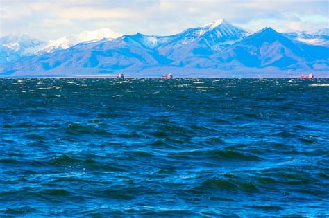 Premium Photo | Waves, mountains and volcanoes in the pacific ocean ...