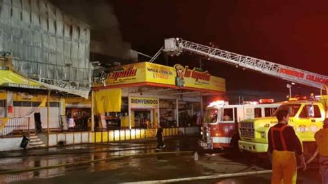 Se incendia bodega de plásticos y especias en el Mercado de Abastos