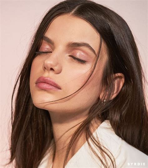 These 10 Minimal Makeup Looks Will Turn Heads