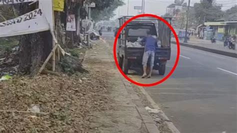 Pria Diduga Buang Sampah Pikap Di Jalan Raya Bogor Terancam Denda