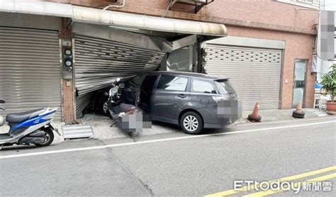 小巷子不減速2車路口相撞！ 休旅車衝進民宅鐵門全毀 屋主嚇壞 Ettoday社會新聞 Ettoday新聞雲